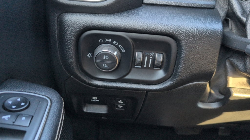 2020 RAM 1500 Laramie Crew Cab 4x4 5'7" Box