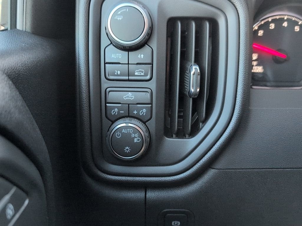 2025 Chevrolet Silverado 1500 Custom